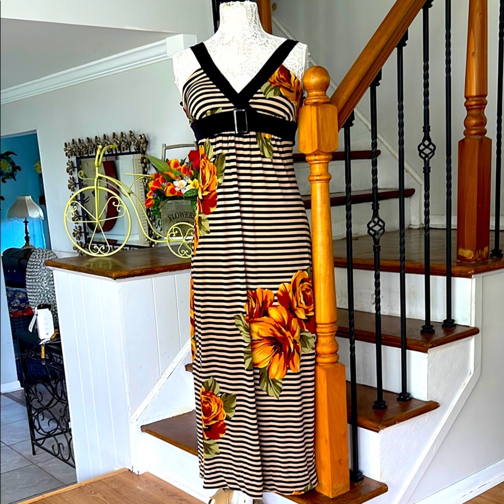 En Gocus Studio black tan striped floral maxi dress